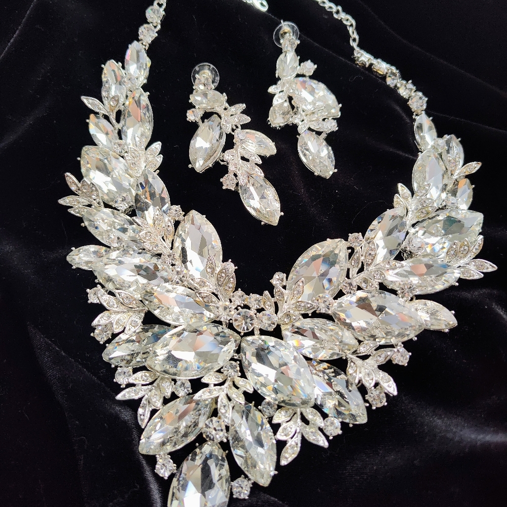 Costume jewelry/necklace/earring set